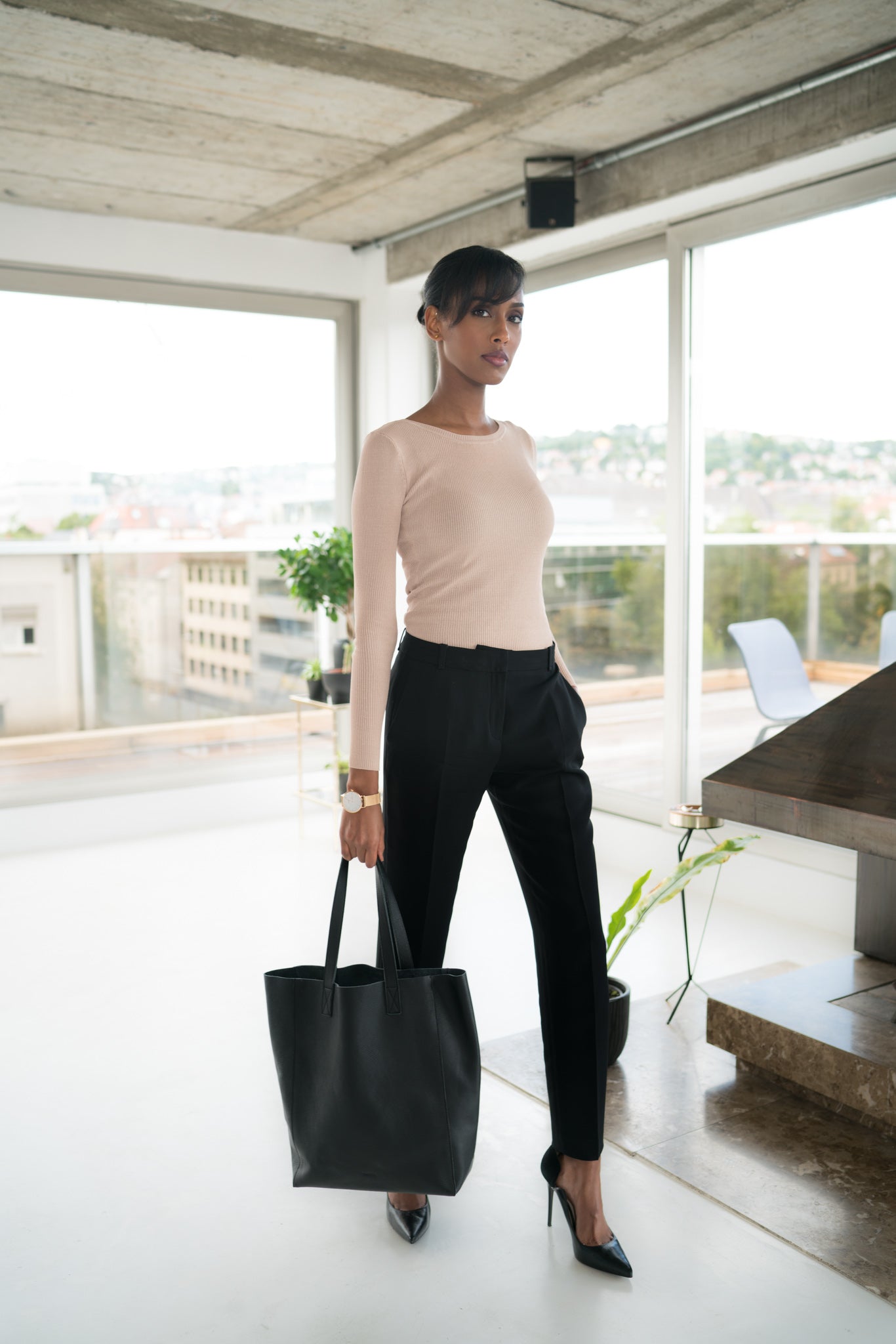 Model mit schwarzer Leder Shopper Handtasche für Damen
